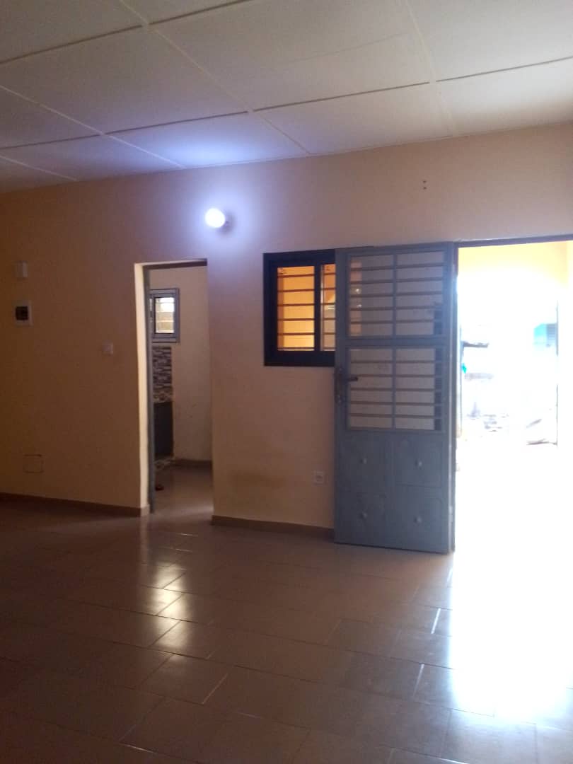 chambre salon, douche, cuisine ,cour avant  